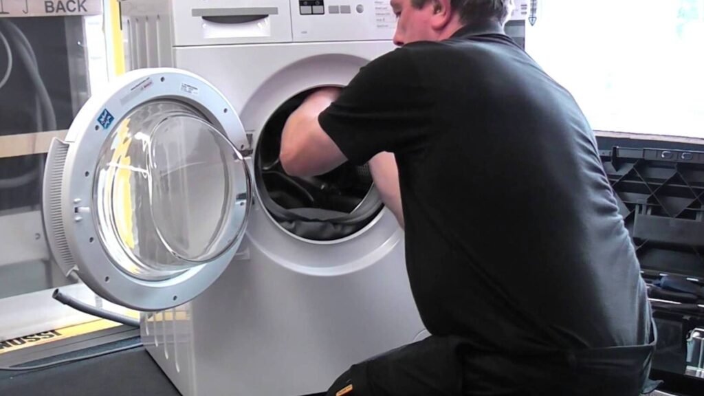 técnico Casa e Cia reparando maquina de lavar roupa em residencia em Lisboa