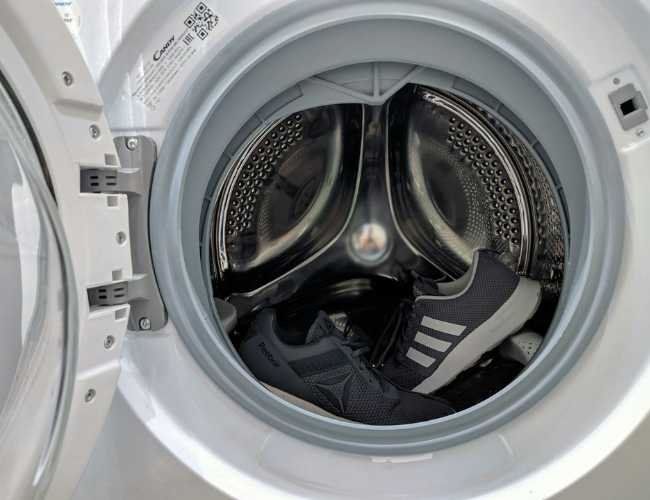 Porque sai água da máquina de lavar roupa?